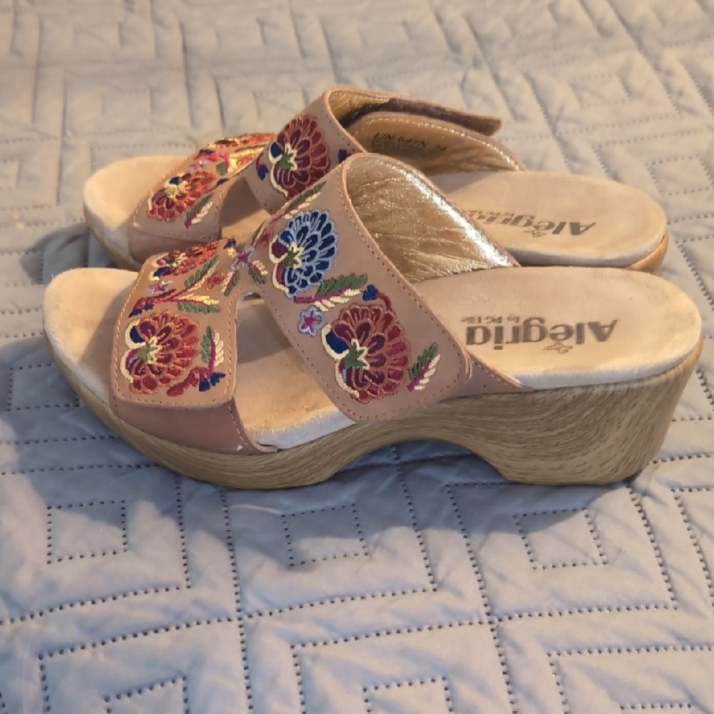 Allegria Women's Embroidered Floral Clogs Sandals Size 38 (US 8/8.5) - Picture 7 of 7